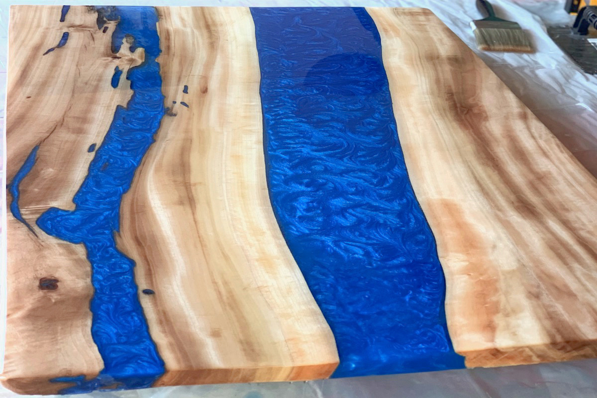 Textura de madera y resina epoxi azul.